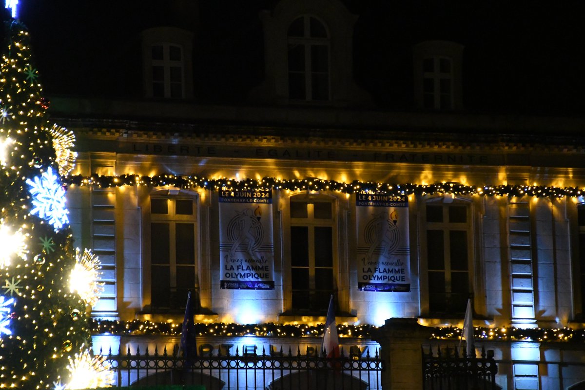 VilleFontenay's tweet photo. [NOËL] Dès ce vendredi soir et à deux semaines du marché de Noël, les illuminations donnent un air de fête à Fontenay-le-Comte !
Du Porteau aux Moulins en passant par les entrées de Fontenay et le cœur de ville, le rouge et le blanc argenté scintillent ! https://t.co/M5PxV0DUBO