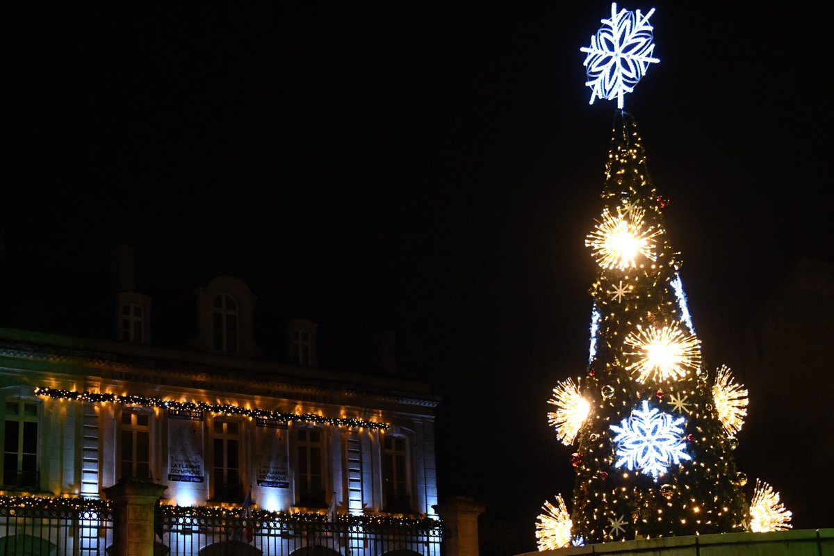 VilleFontenay's tweet photo. [NOËL] Dès ce vendredi soir et à deux semaines du marché de Noël, les illuminations donnent un air de fête à Fontenay-le-Comte !
Du Porteau aux Moulins en passant par les entrées de Fontenay et le cœur de ville, le rouge et le blanc argenté scintillent ! https://t.co/M5PxV0DUBO