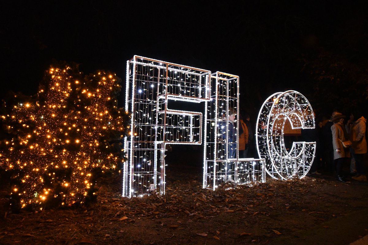 VilleFontenay's tweet photo. [NOËL] Dès ce vendredi soir et à deux semaines du marché de Noël, les illuminations donnent un air de fête à Fontenay-le-Comte !
Du Porteau aux Moulins en passant par les entrées de Fontenay et le cœur de ville, le rouge et le blanc argenté scintillent ! https://t.co/M5PxV0DUBO