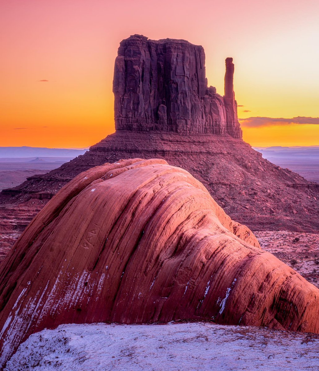 Mesmerizing. 💜💛🧡 📍Monument Valley 📷: @photographybymicke