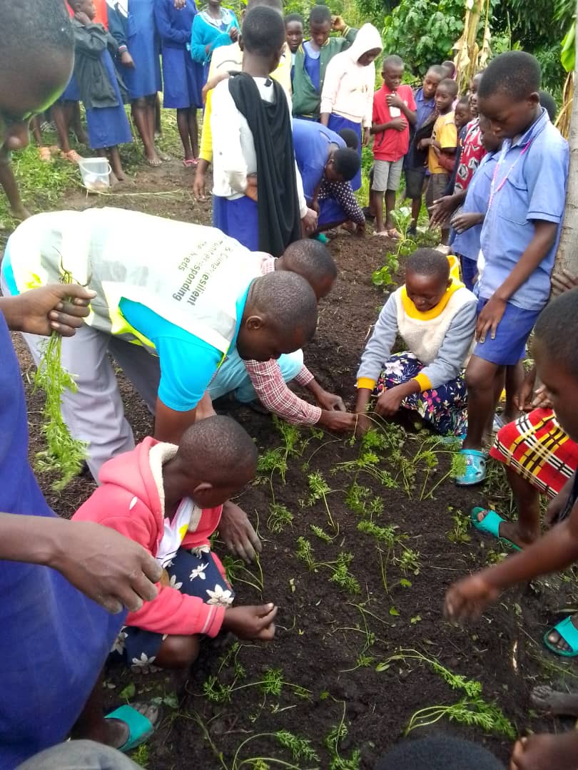 Maru_foundation's tweet photo. Nurturing a world where young people take the lead in the transformation and development of their own communities.
Fighting #FoodInsecurity and #malnutrition through engaging grassroots populations in @KaseseUg
#ClimateAction #CommunityGardens #ClimateFriends #WtpEarth https://t.co/d4myqU9WhP