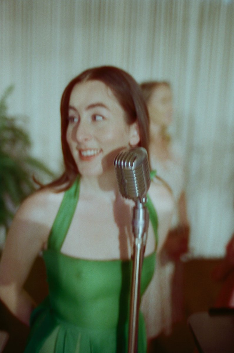 TheCinesthetic's tweet photo. Alana Haim photographed by Paul Thomas Anderson https://t.co/PeXjB7ih6S