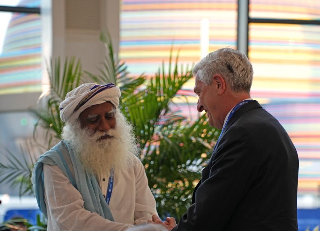 khaledkhalifa's tweet photo. Great first meeting between ⁦@SadhguruJV⁩ and ⁦@FilippoGrandi⁩ in the margins of #COP28 looking forward to a longstanding partnership between ⁦@Refugees⁩ and ⁦@ishafoundation⁩ #SaveSoil https://t.co/oTwwUvlNiB