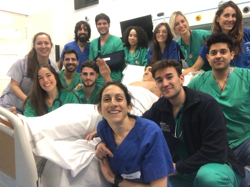 SimIAlicante's tweet photo. Alimentando las ganas (necesidad) de entrenamiento. MIRs de 1er año. Roles en RCP y ABCDE. Seguimos @gvasalualicante @isabial_iis https://t.co/XIVHWIUvwB