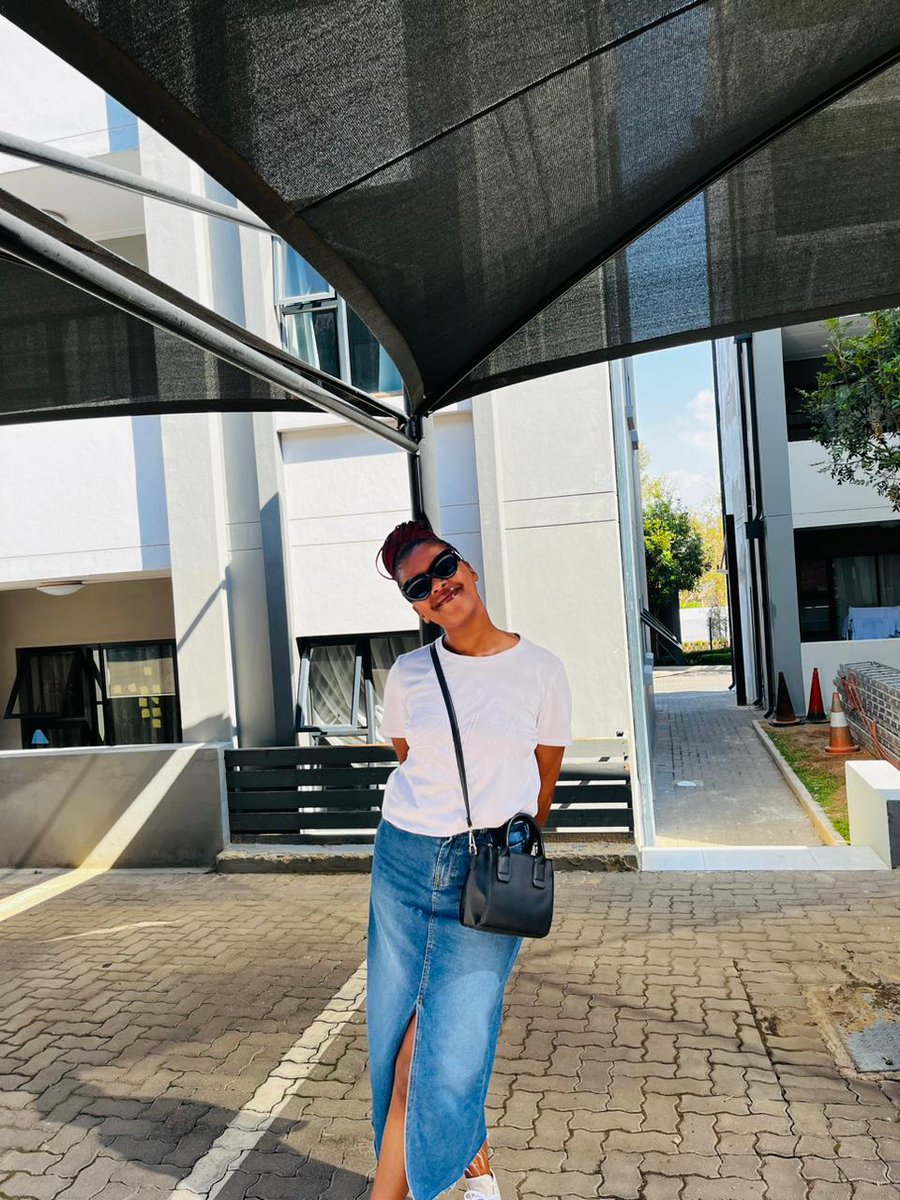 Makhanyayoo's tweet photo. F R I D A Y https://t.co/rzRrR5hixo