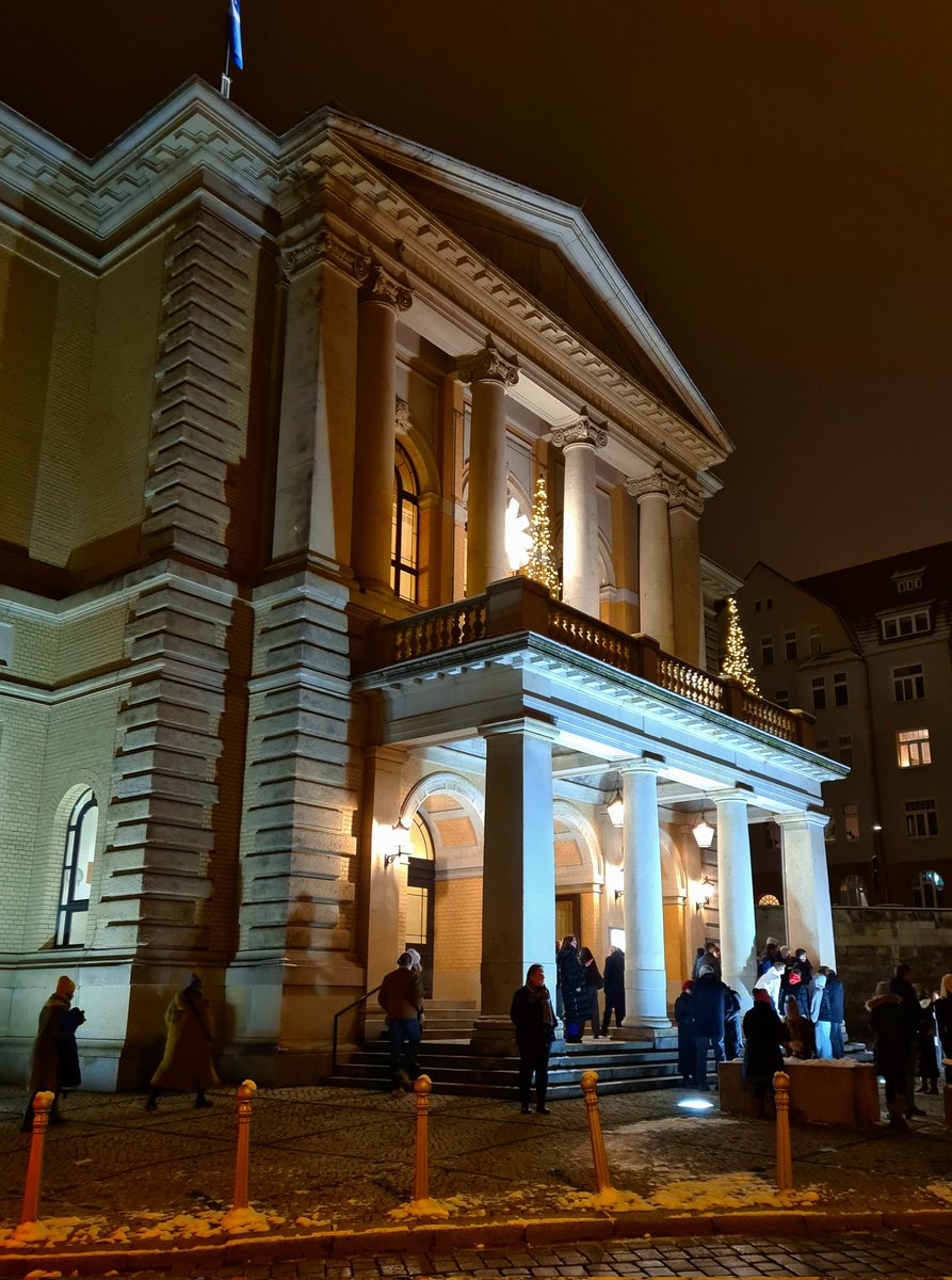 Opernjunkie's tweet photo. Das Wochenende in der Heimat beginnt mit der #Premiere von #Tschaikowsky|s #Nussknacker 🩰 morgen und übermorgen werden dann die Produktionen #HoffmannsErzählungen 🍷und #DieFledermaus 🦇 nachgeholt 🎶 #OperHalle https://t.co/vm64aOp0kt