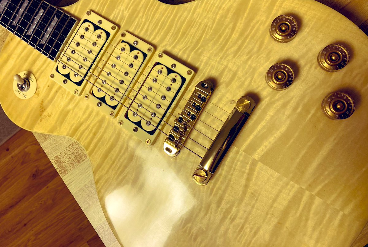 simplejamsYT's tweet photo. #flametopfriday
#lespaul #lespaulcopy #flametop
#lespaulstandard #luthiery #guitarist #guitar #guitarbuilding #guitarbuilder #guitarbuild #rocknroll #naturalfinish #mapletop #humbuckers #dimarzio #creamhumbucker #creampickups #naturalfinish #alnico5 #alnicov #alnico https://t.co/87qLVzhjFx