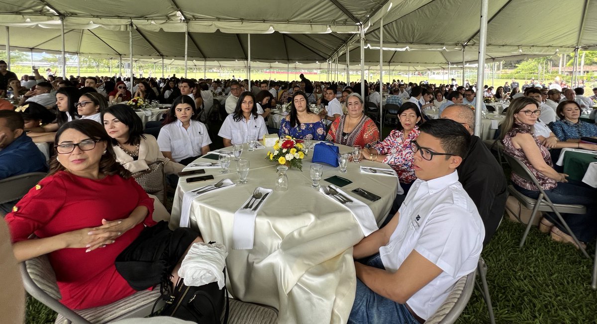 ¡Esto es lo que hace que el esfuerzo valga la pena! Hoy estamos celebrando junto a madres y padres de familia el logro de estudiantes que el día de mañana se gradúan de las cuatro carreras de ingeniería agropecuaria y ambiental de la Escuela Agrícola Panamericana @EAPZamorano