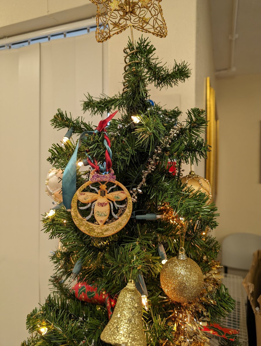Decorating the Diabetes Centre Xmas tree...4 years since we were last able to have it out. Pride of place for our Manchester bee decoration made by the talented students of @HathershawC many years ago-decorated by my then 5 year old! @OldhamCO_NHS @HelenAshton4851 @Paula_Baker1