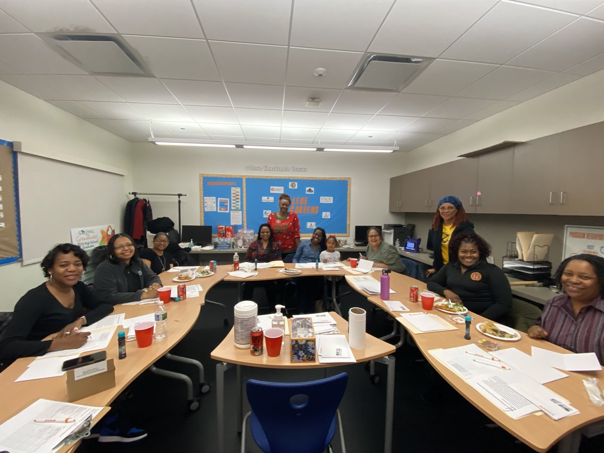 We love our MetroSquash parents! "Big Thanks" to all parent volunteers who came on-site this week and dedicated several hours of service, helping us prepare to make the upcoming holiday season special for our MetroSquash supporters. 
#metrosquash #makeyourmark #holidayseason