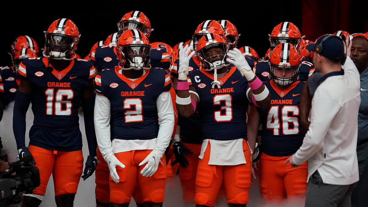 Elite_40's tweet photo. #Syracuse FB staffing need some easy pickins?  

Right in CFB's backyard is a veteran RB coach &amp; plus value recruiter at Buffalo, Bryan Applewhite.  

Multi-purpose proven P5 &amp; G5 recruiter.  CBA is graded in the top 40% of all P5 and G5 RB coaches results since 2010 #CFBElite40 https://t.co/6IrUqvYmkJ