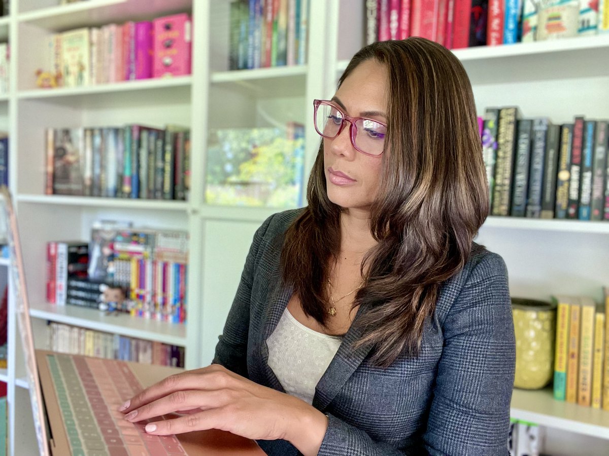 wendyshepherd's tweet photo. Author Vanessa Lanang (@vanessalanang ) Talks About Her Biggest Challenges Writing Fireheart and more... https://t.co/Nt0fbgelrw #thetableread https://t.co/rHqwhf8u1N