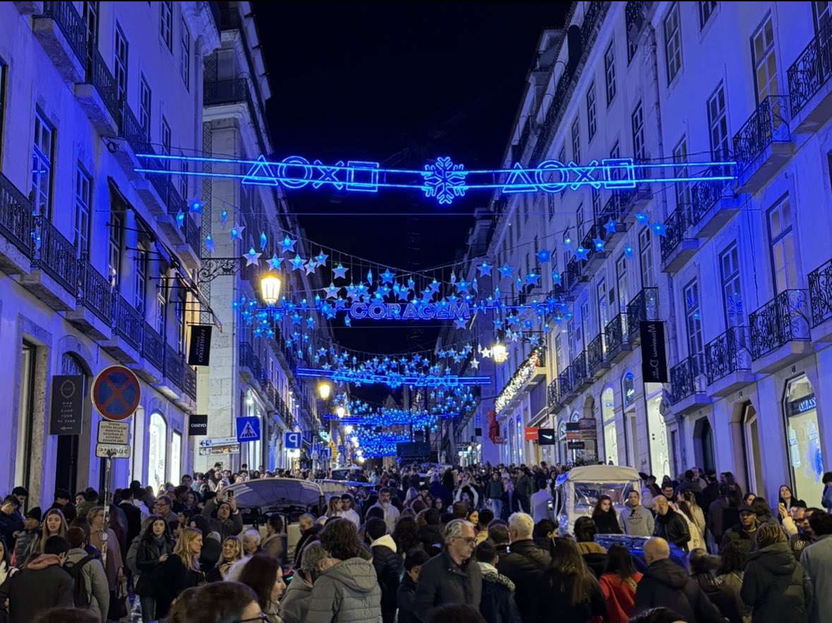 SimpleGamerUK's tweet image. .@PlayStationEU with the best Christmas lights in Lisbon 🎄