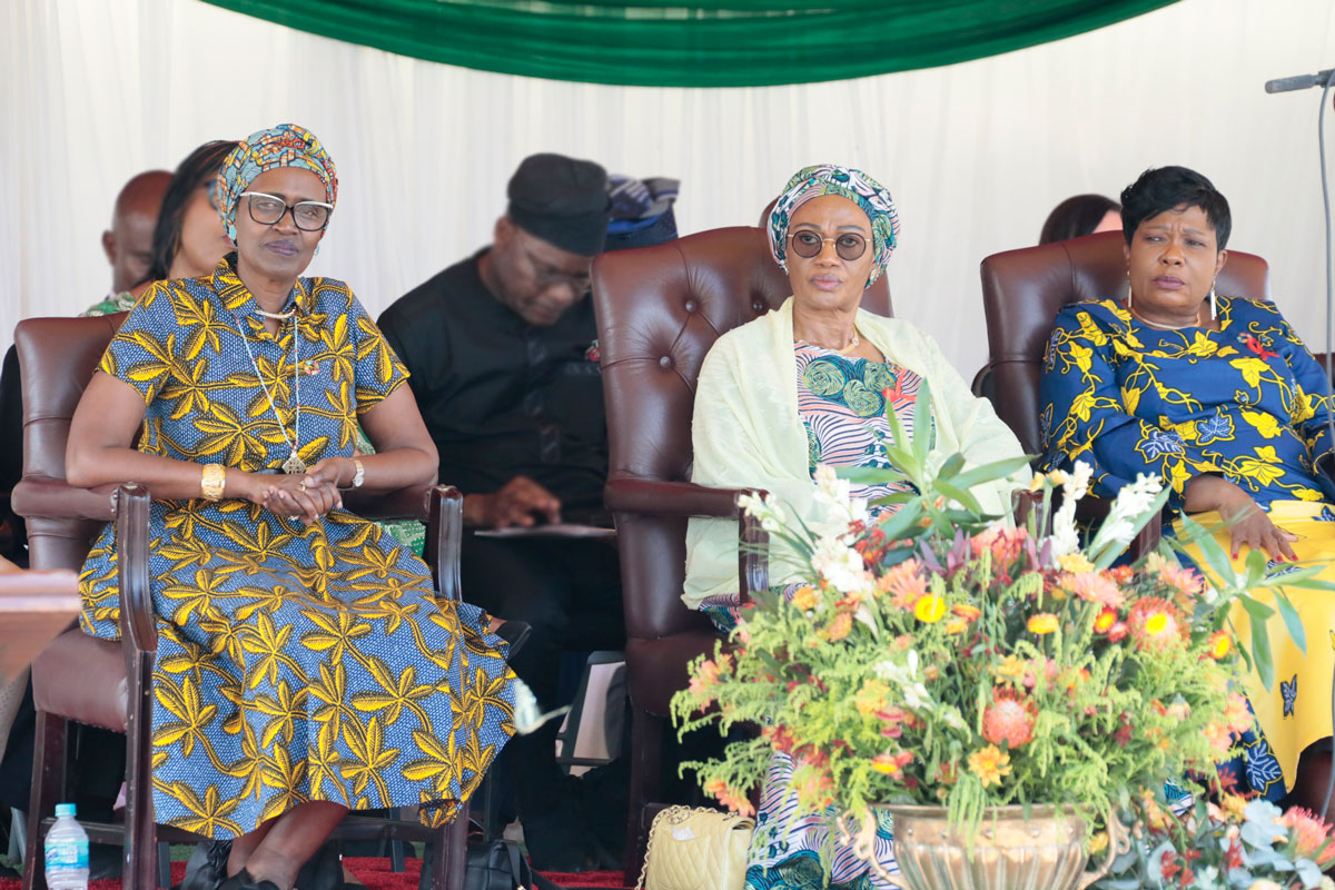 On #WorldAIDSDay, we honour the +40m lives lost to AIDS and the courage &amp; resilience of the 39m people living w/HIV today. Delighted to join HE First Lady 🇿🇼, Dr Auxillia Mnangagwa, FL Remi Tinubu 🇳🇬, &amp; Dr Mombeshora, Hon Min <a href="/MoHCCZim/">Ministry of HealthZW</a> at #WAD2023 Commemoration in Victoria Falls.