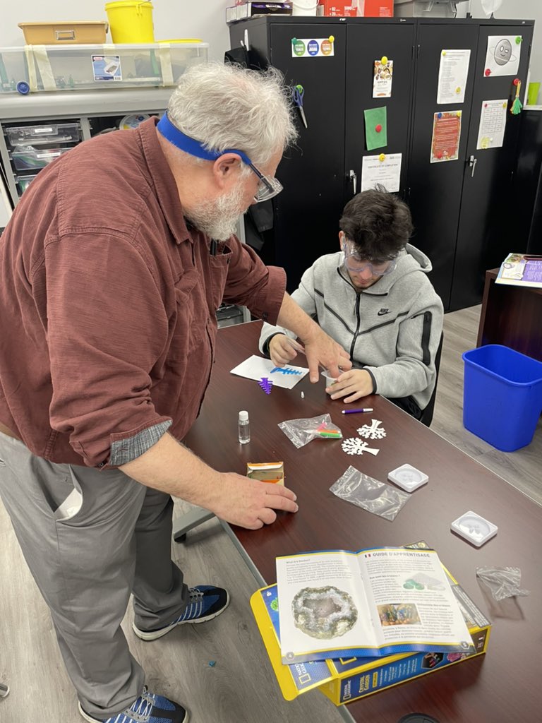 On crée des cristaux dans le cours de M. Tom Sobocan!