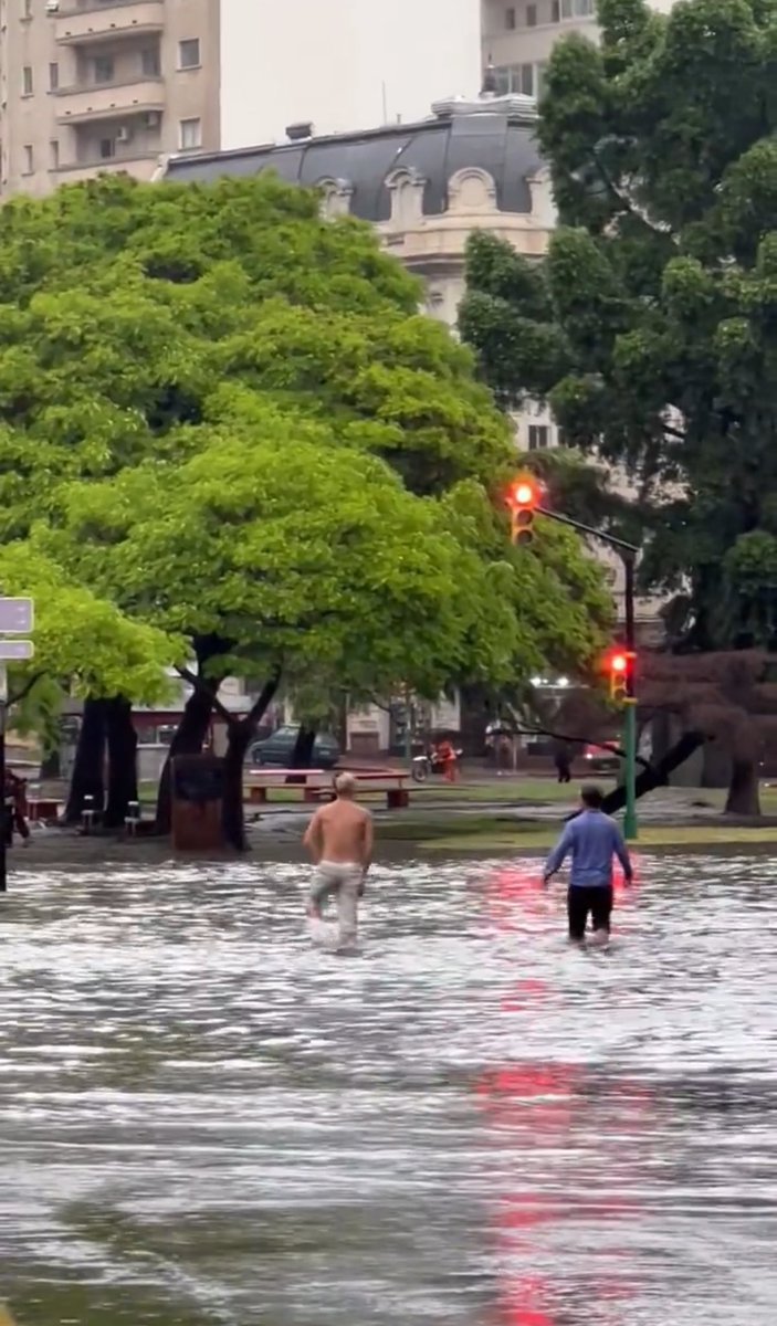 ¿Cuál será la excusa de Cosse para justificar que Montevideo es Venecia cada vez que llueve? ¿El cambio climático? ¿Los trihalometanos? ¿O las “obras” de la ciclovía? Tenemos una intendente ausente que piensa más en la campaña electoral que en gestionar la IM. ¡Que renuncie ya!