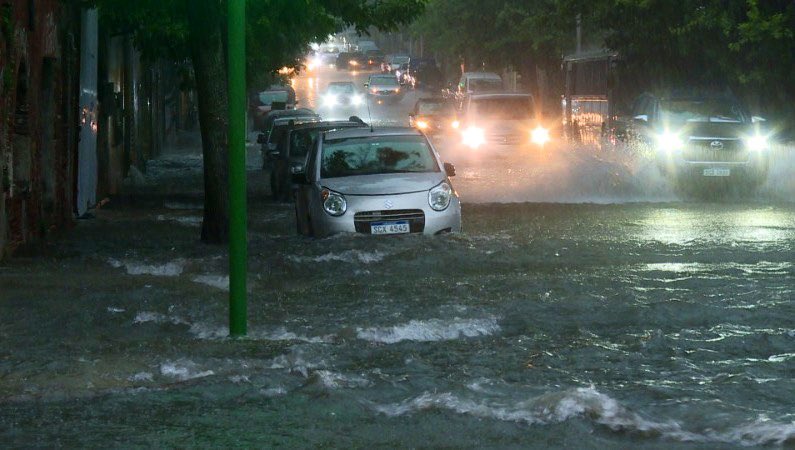 Diego__RS's tweet photo. ¿Cuál será la excusa de Cosse para justificar que Montevideo es Venecia cada vez que llueve? ¿El cambio climático? ¿Los trihalometanos? ¿O las “obras” de la ciclovía? Tenemos una intendente ausente que piensa más en la campaña electoral que en gestionar la IM. ¡Que renuncie ya! https://t.co/6oGwkR1T3W
