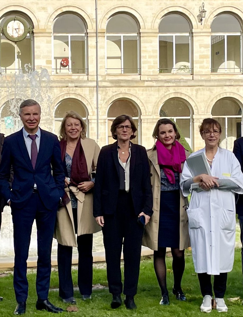 🏅Félicitations Chère Pr Véronique Averous, Chef du service de médecine palliative, nommée Chevalier de l’Ordre national du Mérite 🤩 Ici, en blouse blanche, lors de la visite de <a href="/agnesfirmin/">Agnès Firmin Le Bodo</a> à l’hôpital Saint-André <a href="/CHUBordeaux/">CHU de Bordeaux</a> <a href="/univbordeaux/">Université de Bordeaux</a> <a href="/ARS_NAquit/">ARS Nouvelle-Aquitaine</a> <a href="/aur_rousseau/">Aurélien Rousseau</a> <a href="/Sante_Gouv/">Ministère de la Santé et de l'Accès aux soins</a>