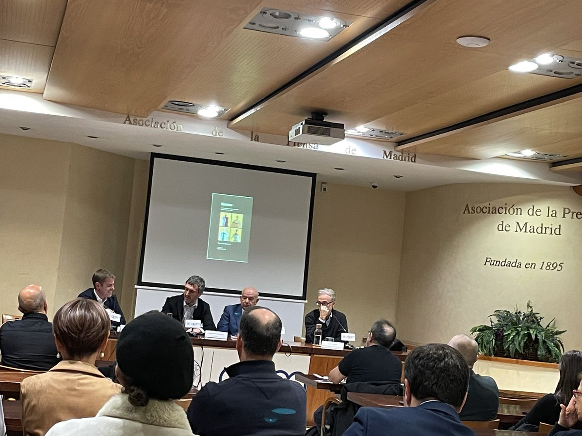 Debatiendo sobre #periodismo y el libro “Directores” de F. Belzunce:
▪️<a href="/Beltxun/">Fernando Belzunce</a>: «Es muy importante para un director que las empresas editoras sean potentes»
▪️<a href="/eduardosuarez/">Eduardo Suárez</a>: «Cuidado, la prensa no puede sustituir a las instituciones»
▪️Javier Errea: «Los jóvenes no leen medios»