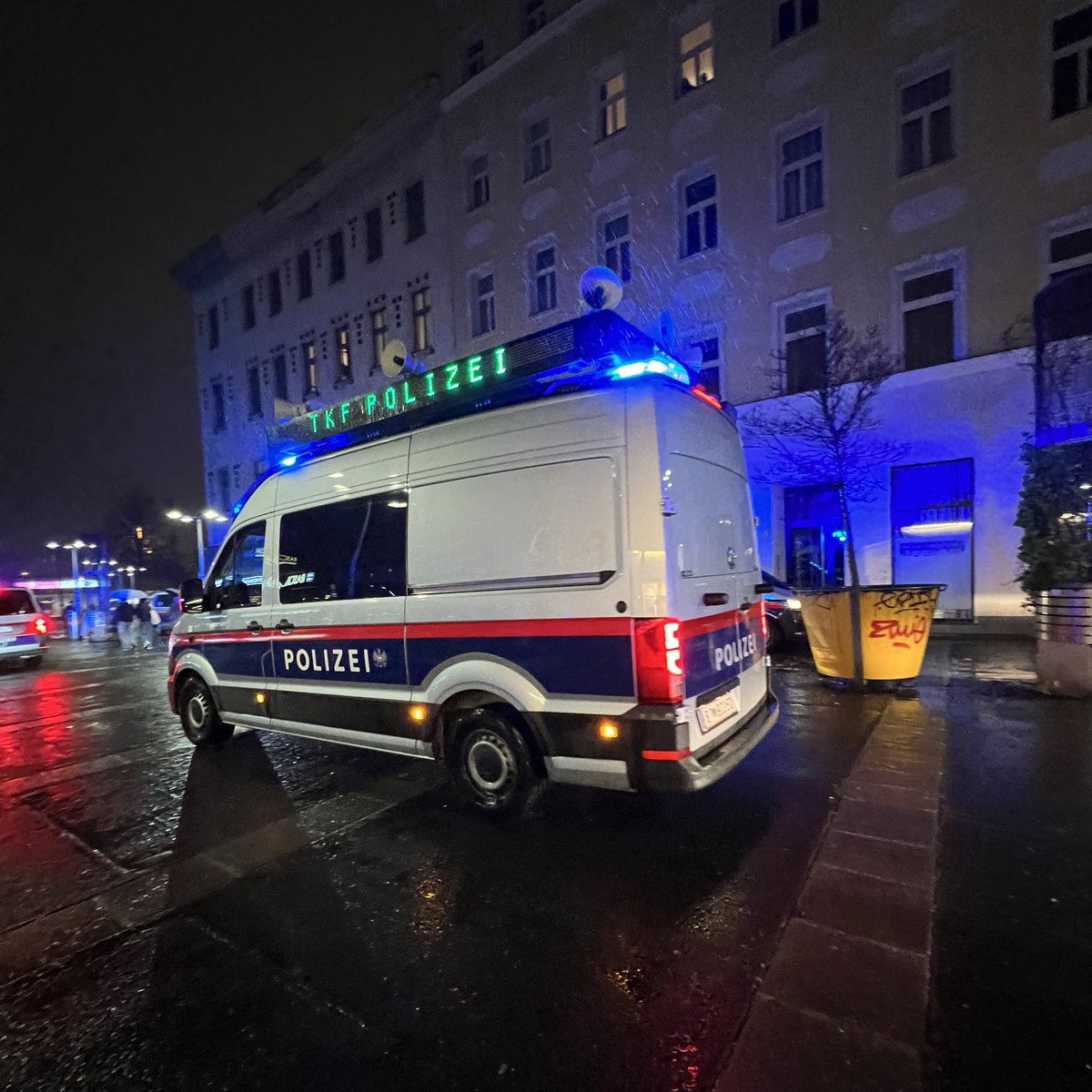 TvEinsatz's tweet image. 19:30 Die Demo hat am Platz der Kulturen ihre Schlusskundgebung. Polizei hat hier die Einsatzkräfte gesammelt.

#w0112 #interpolga