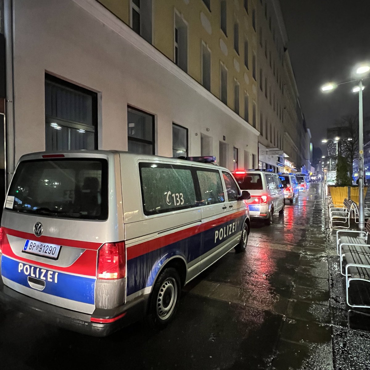 TvEinsatz's tweet image. 19:30 Die Demo hat am Platz der Kulturen ihre Schlusskundgebung. Polizei hat hier die Einsatzkräfte gesammelt.

#w0112 #interpolga