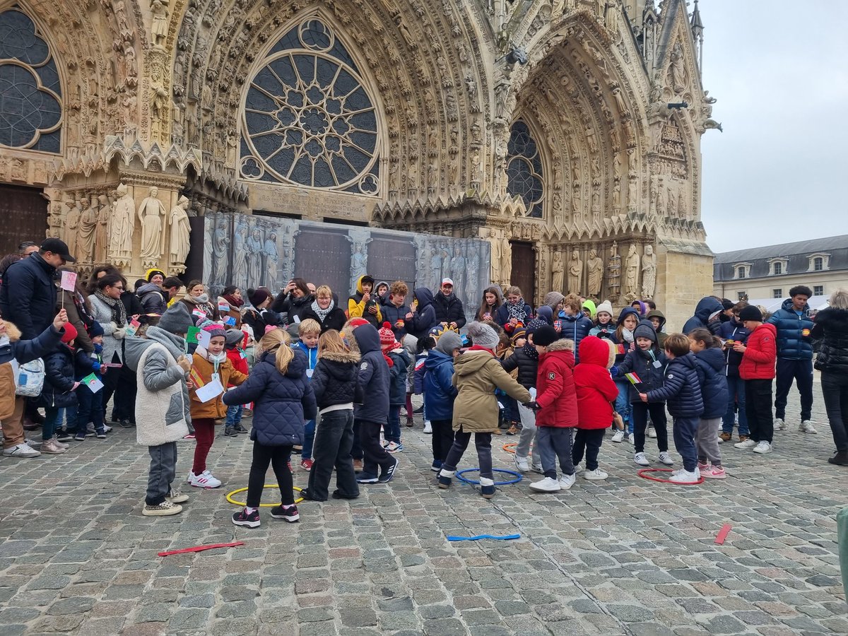 Bravo aux élèves de la #maternelle Pouply pour leur prestation sur le parvis et leurs radieux sourires qui nous ont réchauffé! 🫶
Merci aux dynamiques enseignantes et à <a href="/Audrey1Vivien/">Vivien Audrey</a> <a href="/usepmarne/">usep marne</a> <a href="/EpsMarne/">équipe EPS Marne</a> pour l'accompagnement et l'organisation 👌