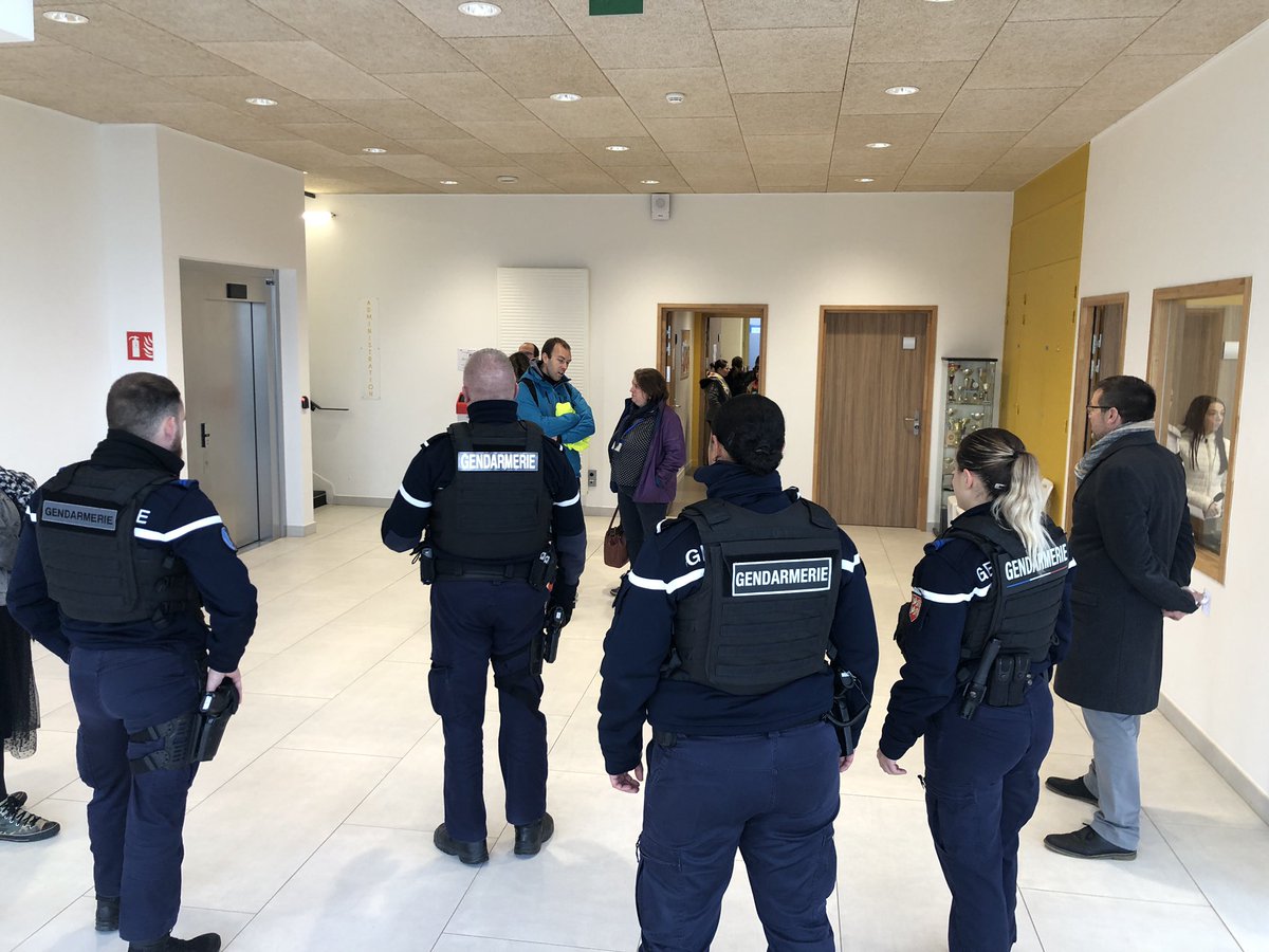Exercice PPMS <a href="/CampusEduc27/">Campus Educatif Mesnil-En-Ouche - Collège</a> en inter-degré avec l’appui de 6 gendarmes 👮🏻 en observateurs expert. 
Thème : la fuite. 
Retour d’expérience et formation par l’adjudant chef dès la semaine prochaine pour les équipes. 🫱🏼‍🫲🏾
Obj: anticiper. 
<a href="/ac_normandie/">Académie de Normandie</a> @MoncadaFra <a href="/TonyDerebergue/">Tony Derebergue</a>