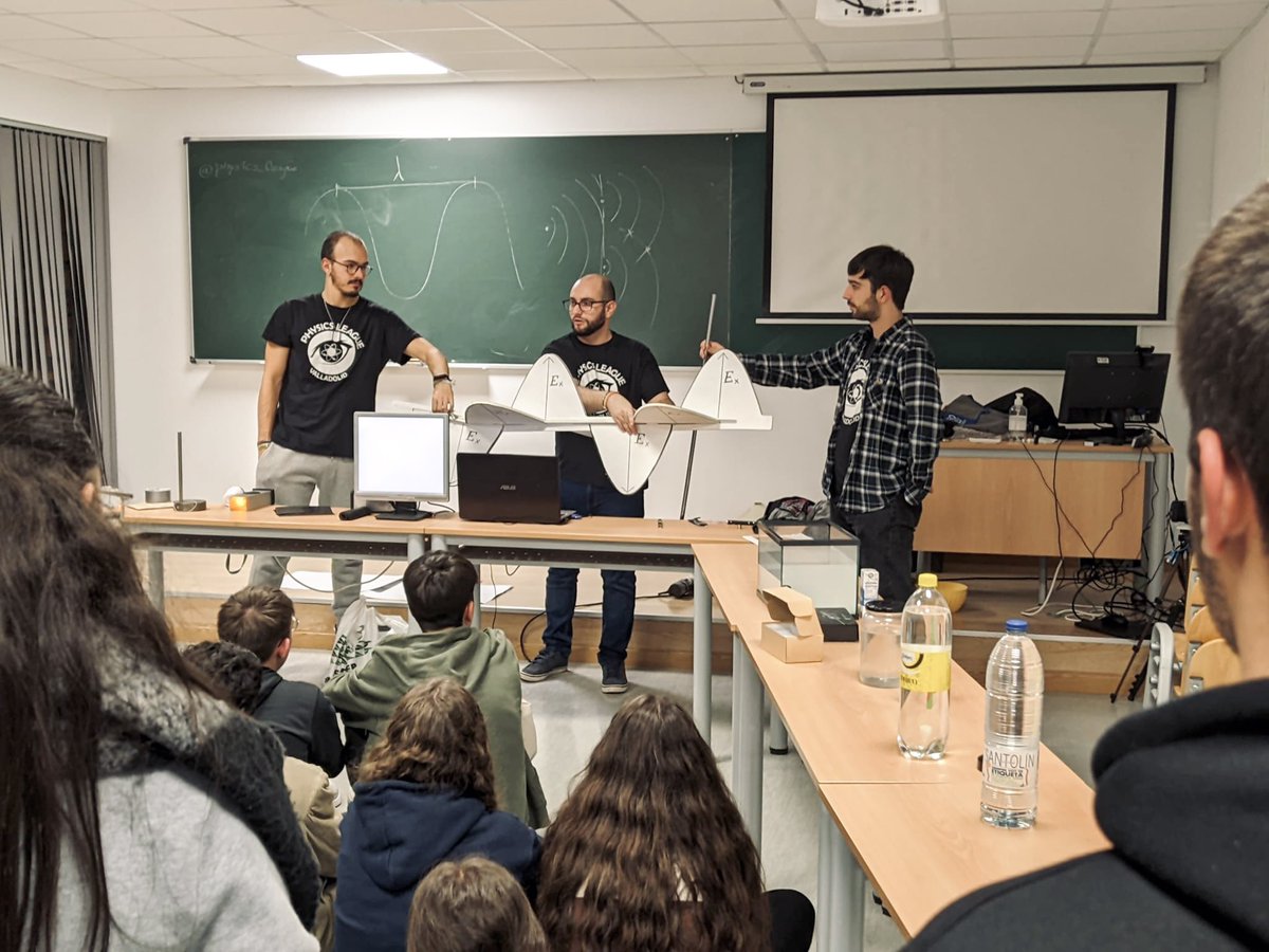 Los días 16 y 17 de noviembre volvimos a celebrar nuestro anual Game of Physics. 

Hoy, os traemos las fotos del taller de óptica, con el que llenamos el Aulario de Ciencias de Valladolid de 🌈💫luz y color💫🌈. 

#GameOfPhysics #physics #optics #óptica #homemade