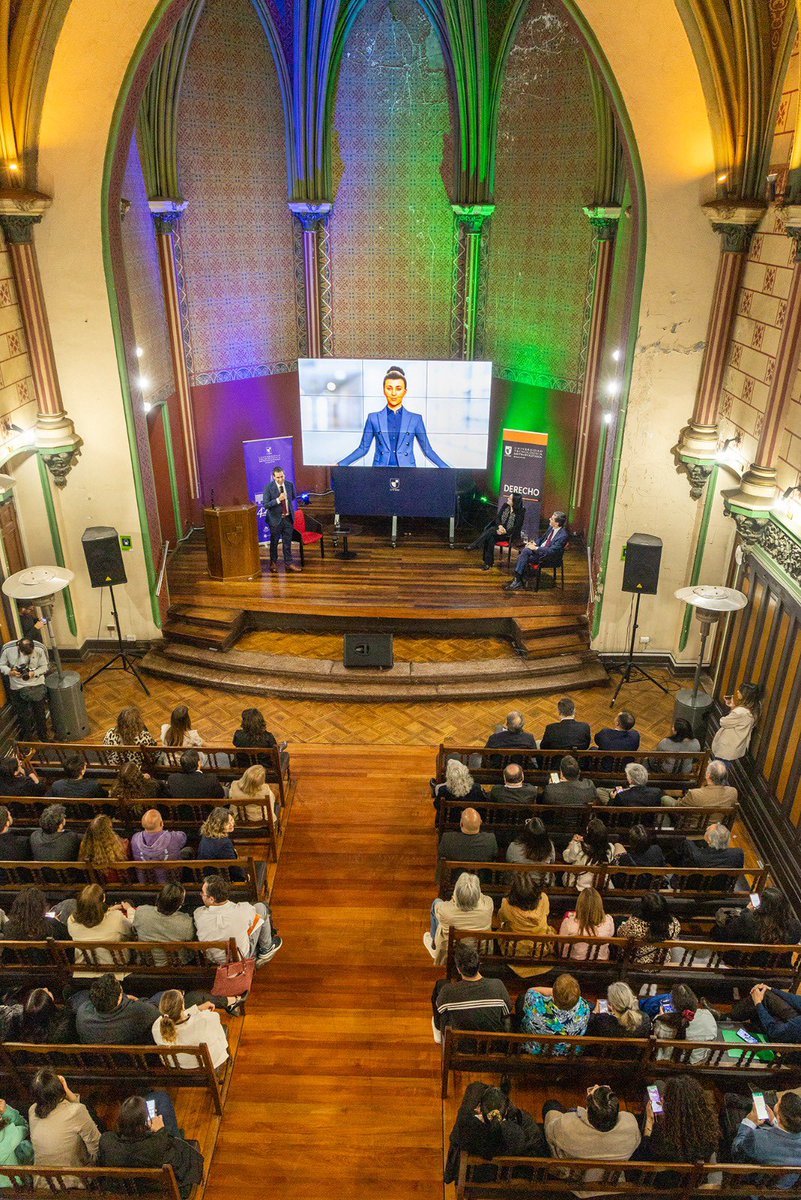 cgajardop's tweet photo. La Universidad Tecnológica Metropolitana (@utem) lanzó su carrera de Derecho para el año 2024 teniendo como sello distintivo la unión del derecho y nuevas tecnologías. Hoy tuvimos un conservatorio donde una de las panelistas fue Gabriela, un avatar con inteligencia artificial 👇🏽 https://t.co/zvARPU0805