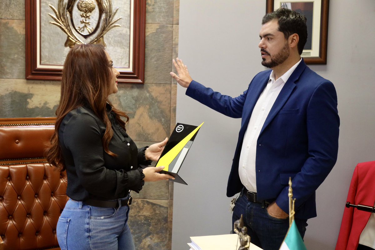 Sandra12Amaya's tweet photo. 🫶 Respaldar a los diferentes profesionales de nuestro estado significa apoyar el desarrollo de #Durango.
Gracias a mis amigos de la #FECOP por este generoso reconocimiento.
Qué gusto recibir al Arquitecto Alejandro Ruvalcaba Díaz, presidente de la Federación de Colegios de Profesionistas.