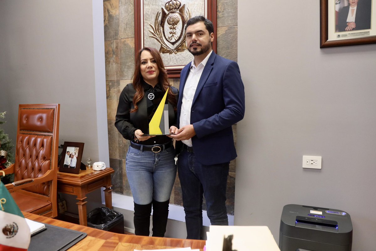 Sandra12Amaya's tweet photo. 🫶 Respaldar a los diferentes profesionales de nuestro estado significa apoyar el desarrollo de #Durango.
Gracias a mis amigos de la #FECOP por este generoso reconocimiento.
Qué gusto recibir al Arquitecto Alejandro Ruvalcaba Díaz, presidente de la Federación de Colegios de Profesionistas.