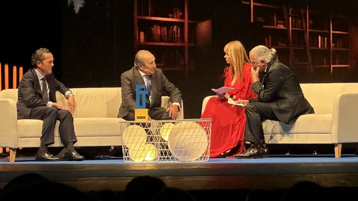 FADEAsturias's tweet photo. 🔵 D. Daniel Alonso, fundador del Grupo Daniel Alonso, Premio FADE a la trayectoria empresarial.
🏆 Con este galardón, los empresarios asturianos reconocen toda una vida de esfuerzo y compromiso con nuestra región.
#PremiosFADE https://t.co/zWwIj3UR4L