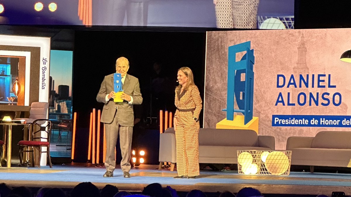 FADEAsturias's tweet photo. 🔵 D. Daniel Alonso, fundador del Grupo Daniel Alonso, Premio FADE a la trayectoria empresarial.
🏆 Con este galardón, los empresarios asturianos reconocen toda una vida de esfuerzo y compromiso con nuestra región.
#PremiosFADE https://t.co/zWwIj3UR4L