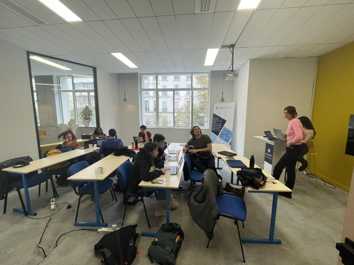 FellusN's tweet photo. Avant notre salon de Marseille demain, visite du campus provisoire d’@AlbertSchool à Marseille avec Alexandre Tremblay. https://t.co/yM0GvlMiCc