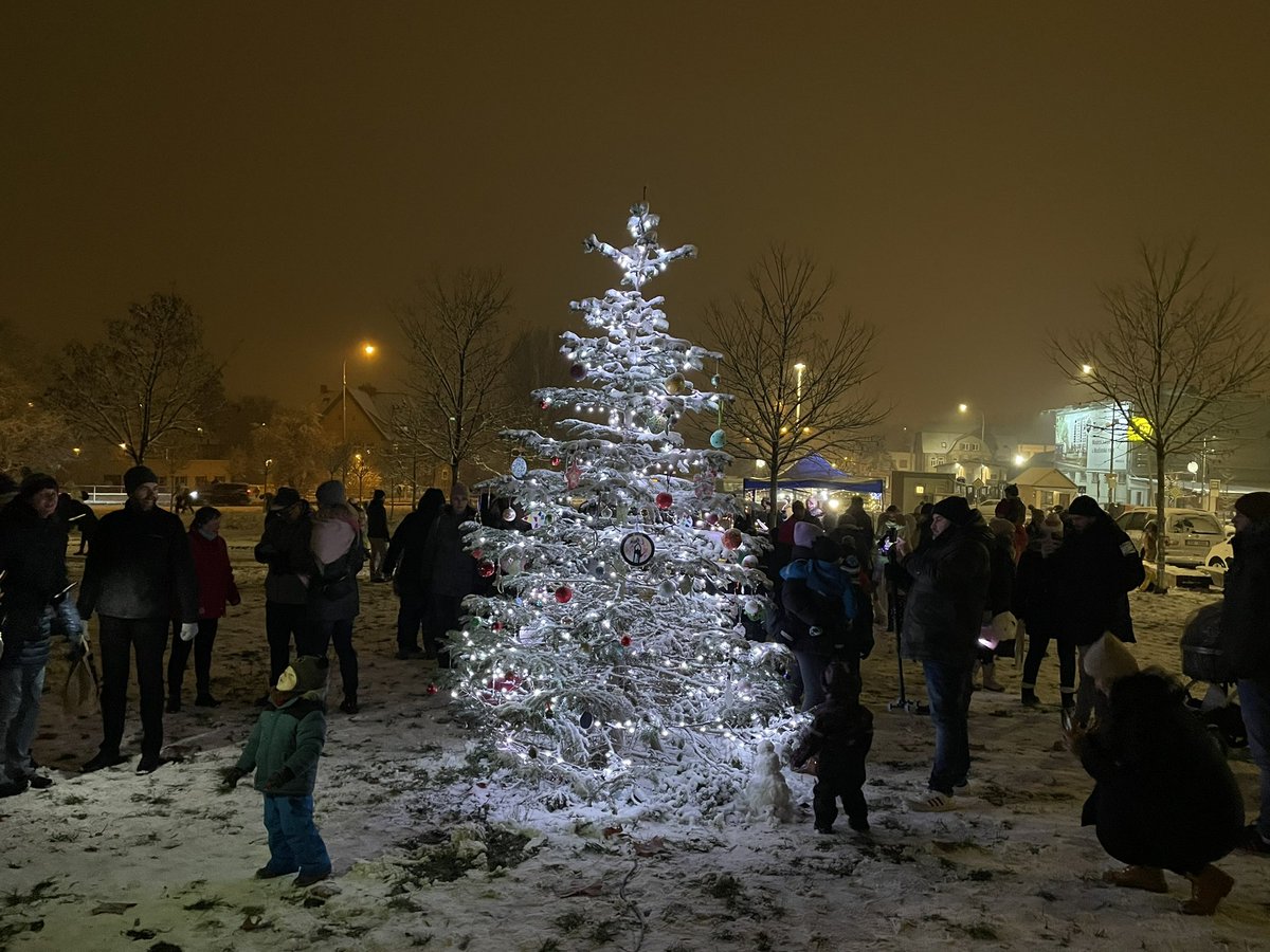 vojtechkos's tweet photo. Předposlední vánoční strom jsme rozsvítili v Komořanech. Hezký program, koledy, dobroty a svařák. 👍❄️🎄
A v sobotu hlavní zahájení adventu v Praze 12 na Sofijském náměstí. Tak přijďte. 😉🎄 https://t.co/8W5LdOTFbg