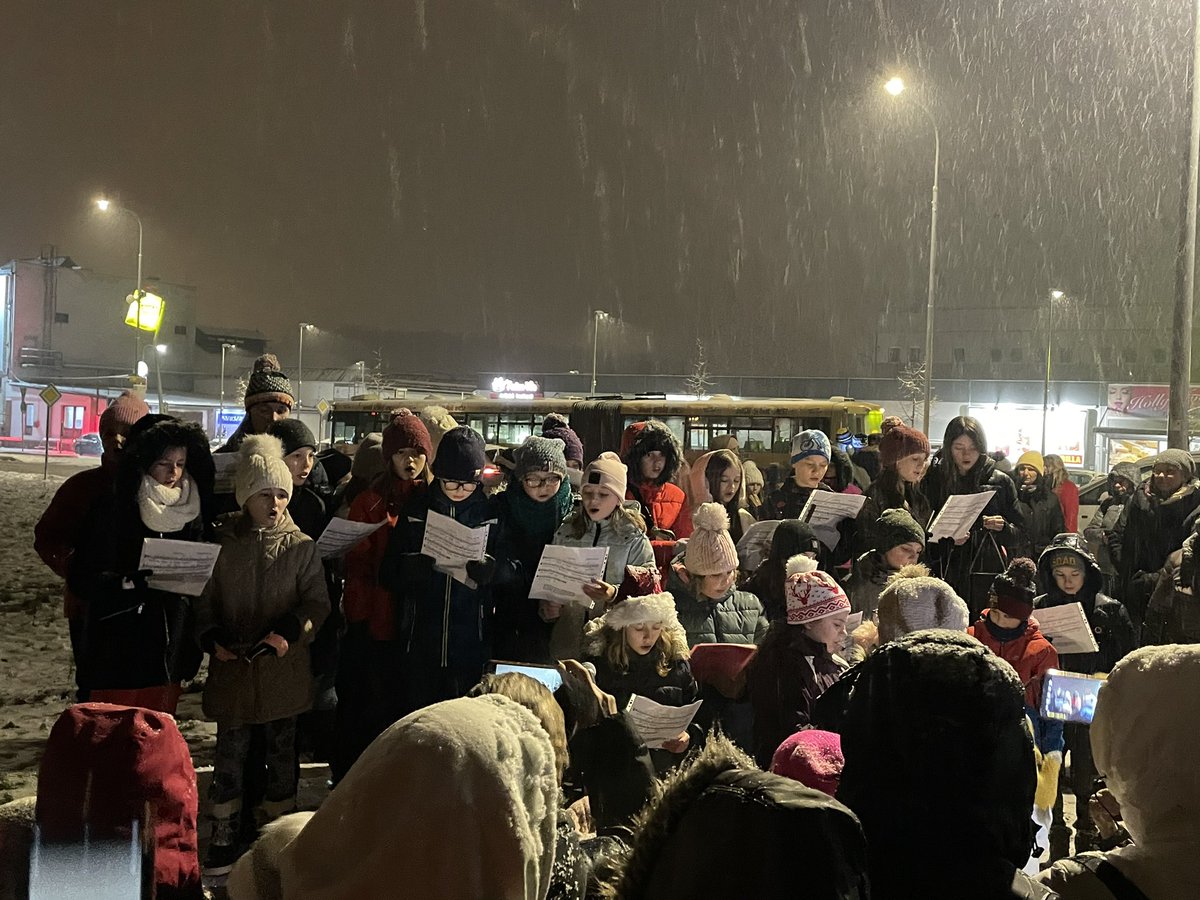 vojtechkos's tweet photo. Předposlední vánoční strom jsme rozsvítili v Komořanech. Hezký program, koledy, dobroty a svařák. 👍❄️🎄
A v sobotu hlavní zahájení adventu v Praze 12 na Sofijském náměstí. Tak přijďte. 😉🎄 https://t.co/8W5LdOTFbg