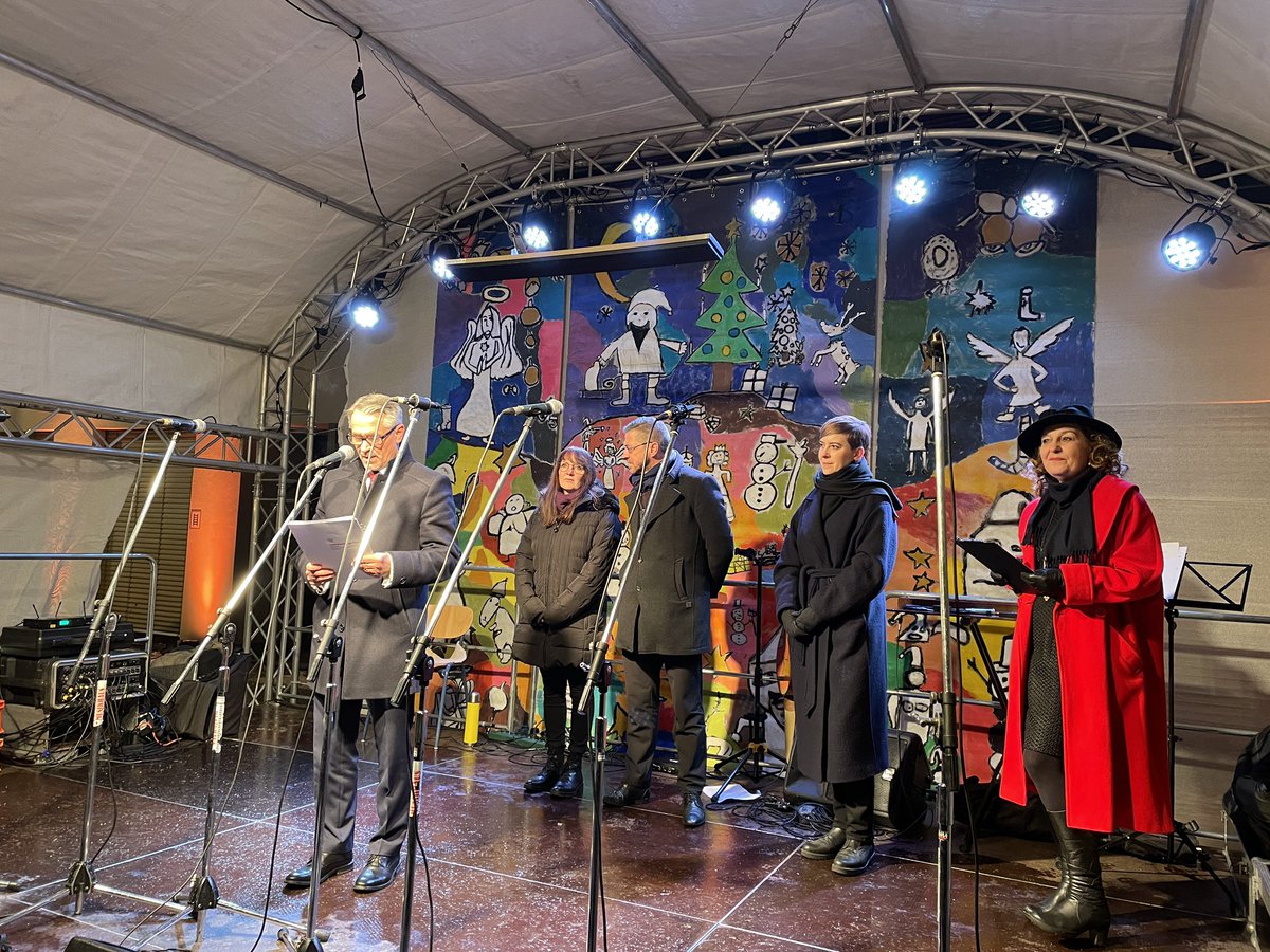 PLinDeutschland's tweet photo. Der deutsch-polnische Sternenmarkt verbindet kulturelle Vielfalt und festliche Atmosphäre. Mit traditionellen Leckereien, Handwerkskunst und fröhlicher Musik wird gemeinsam ein einzigartiges, herzliches Fest geschaffen. Ein wunderbarer Ort, um die Feiertagsfreude zu teilen. https://t.co/IqsCLvC0uO