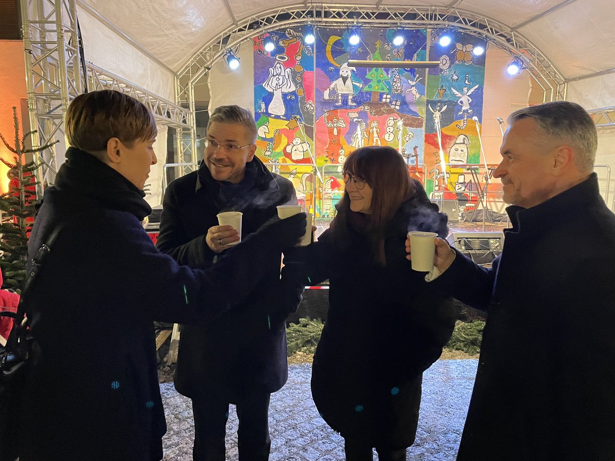 PLinDeutschland's tweet photo. Der deutsch-polnische Sternenmarkt verbindet kulturelle Vielfalt und festliche Atmosphäre. Mit traditionellen Leckereien, Handwerkskunst und fröhlicher Musik wird gemeinsam ein einzigartiges, herzliches Fest geschaffen. Ein wunderbarer Ort, um die Feiertagsfreude zu teilen. https://t.co/IqsCLvC0uO