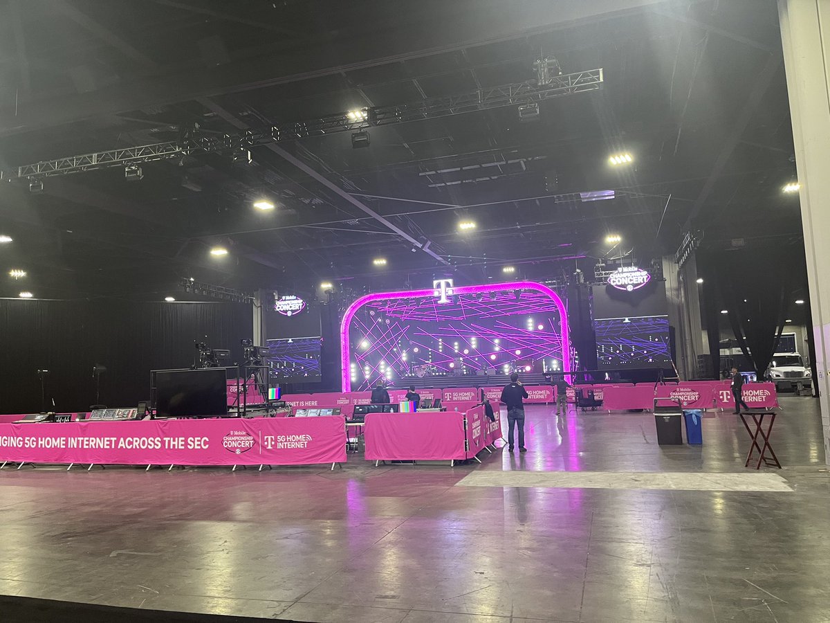 BassinDawg's tweet photo. #Dawgs The GWCC is ready to host the Hootie concert tomorrow.
π―πΆππ #GoDawgs #SECFanfare https://t.co/n4kw65LlFf
