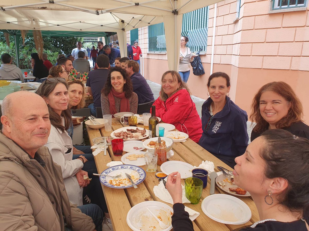 ipnacsic's tweet photo. Como somos algo previsores, hoy hemos celebrado nuestra comida de Navidad en el #IPNA y ha estado muy bien 😉 https://t.co/5fRPTGDL4b