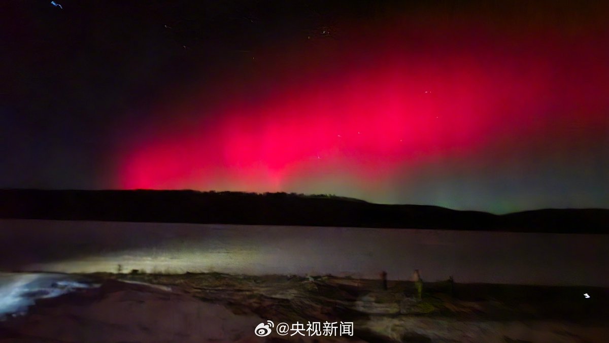 PDChinese's tweet photo. 【地磁暴致黑龍江出現震撼極光】12月1日晚，黑龍江大興安嶺地區漠河、塔河等地出現極光，場景震撼，絢麗多彩。據了解，出現極光是因為地磁暴活動。 https://t.co/9NLeQM2lZ2