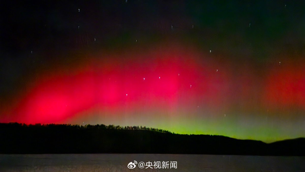 PDChinese's tweet photo. 【地磁暴致黑龍江出現震撼極光】12月1日晚，黑龍江大興安嶺地區漠河、塔河等地出現極光，場景震撼，絢麗多彩。據了解，出現極光是因為地磁暴活動。 https://t.co/9NLeQM2lZ2