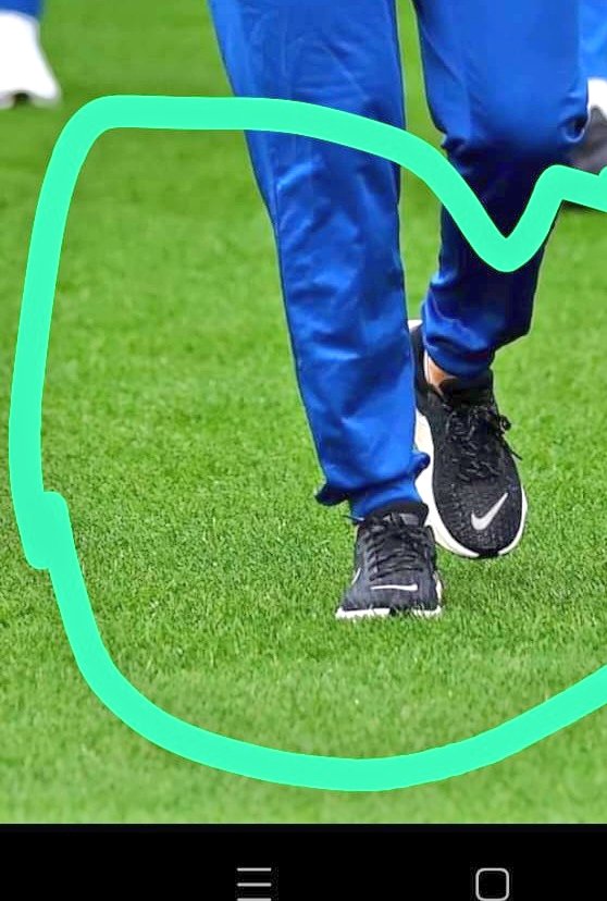 Madhead95's tweet photo. @Nike can you tell me which trainers these are please i really want a pair but cant find which ones they are. Many thank yous https://t.co/koBrMcx6gV