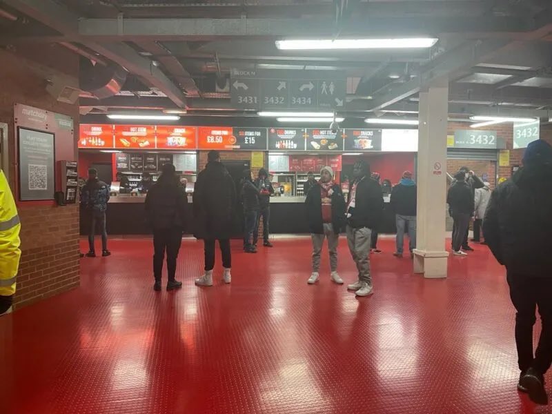 Manchester United, Old Trafford’da gerçekleştirilen bir etkinlikte, çiğ tavuk servisi sebebiyle rahatsızlık geçiren kişilerin şikayeti sebebiyle soruşturma altına alındı. [@TheAthleticFC]