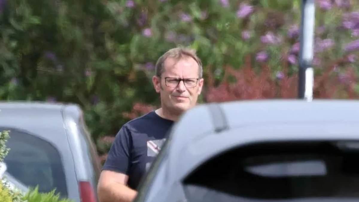 DailyMailUK's tweet image. Neighbour is guilty of attacking his parents&apos; neighbour to leave her with broken eye socket, ribs and collar bone in row over fence and ivy bush trib.al/JVhC0mp