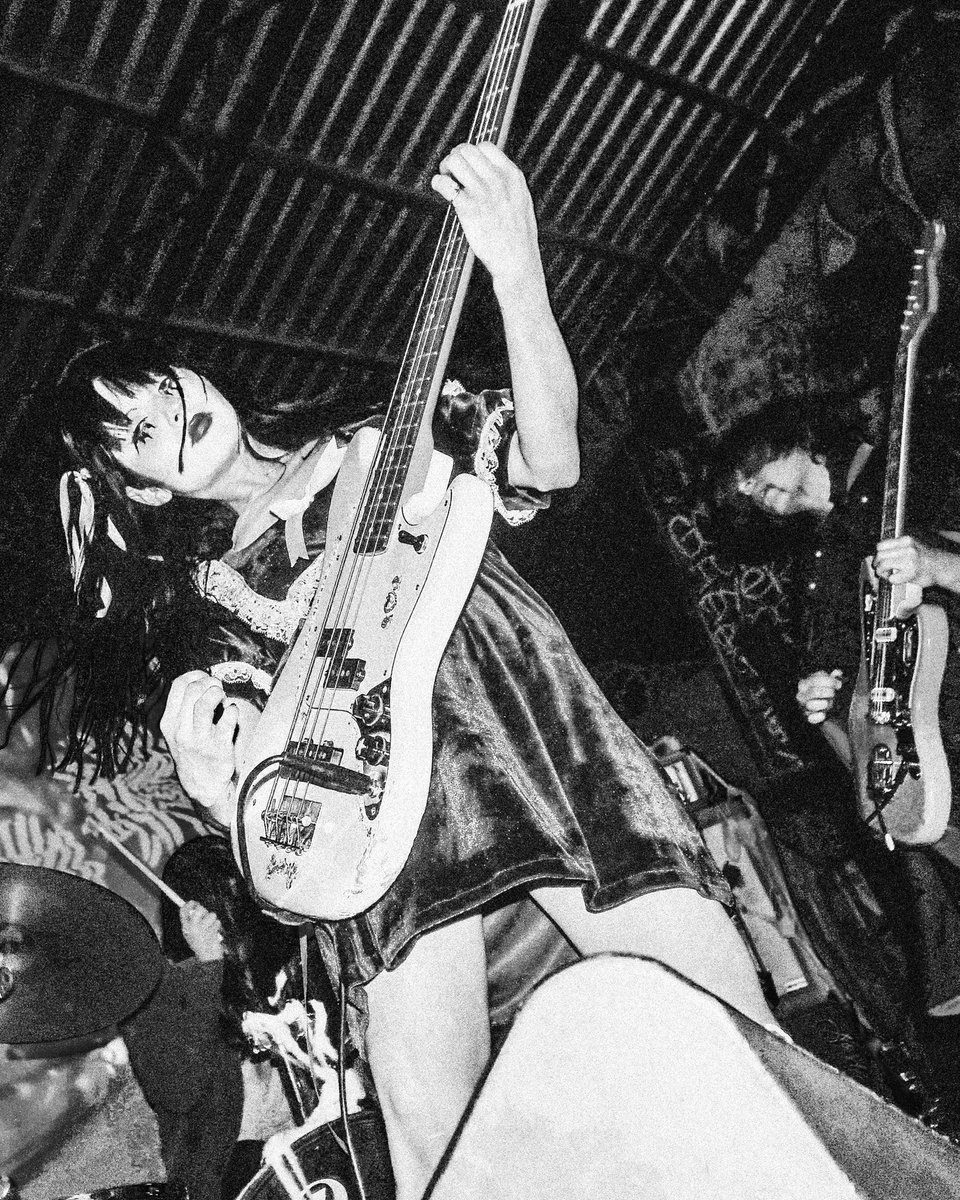 Hoy nos vemos con <a href="/mintfieldband/">Mint Field</a> en Puebla en Blackheaven Bar ‼️
El sábado 2 de diciembre tocamos en el anticlub en la Ciudad de México 
Y este domingo por primera vez en Toluca junto a <a href="/Mueretetuu/">Mueretetu</a> y Princesa Cereza en el Foro 304 🖤