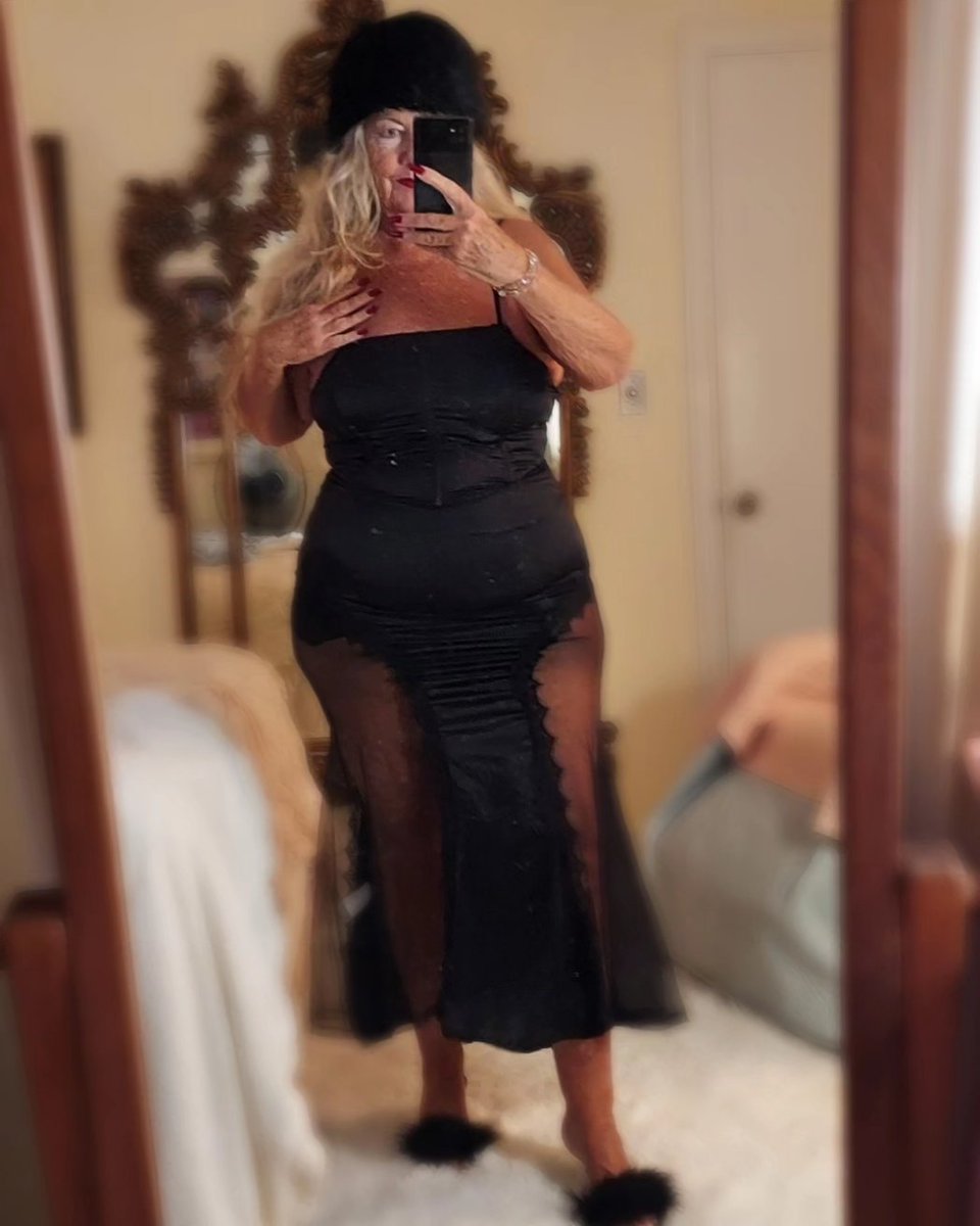 Mojoridin2003's tweet image. Started out the morning before coffee with two men getting upset with a strand of tree lights burnt out😒 I called out from the next room while making biscuits, "There are children starving in europe!" 
.
.
.
#holidays #arguments #familylife #mentalhealth #maturemodel #curvydress