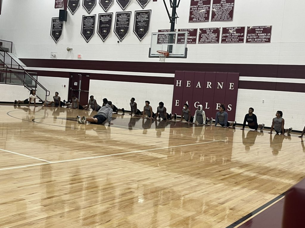 HTEAGLETRACK's tweet photo. @HTEAGLETRACK Active Recovery Friday with our strength &amp; Conditioning coach @kyleCastilleja1 #eaglespeed https://t.co/NUNHywZ7Ki