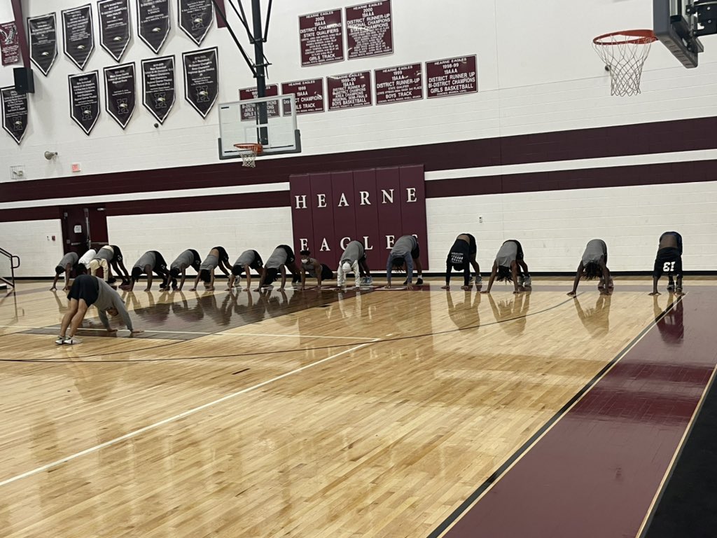 HTEAGLETRACK's tweet photo. @HTEAGLETRACK Active Recovery Friday with our strength &amp; Conditioning coach @kyleCastilleja1 #eaglespeed https://t.co/NUNHywZ7Ki