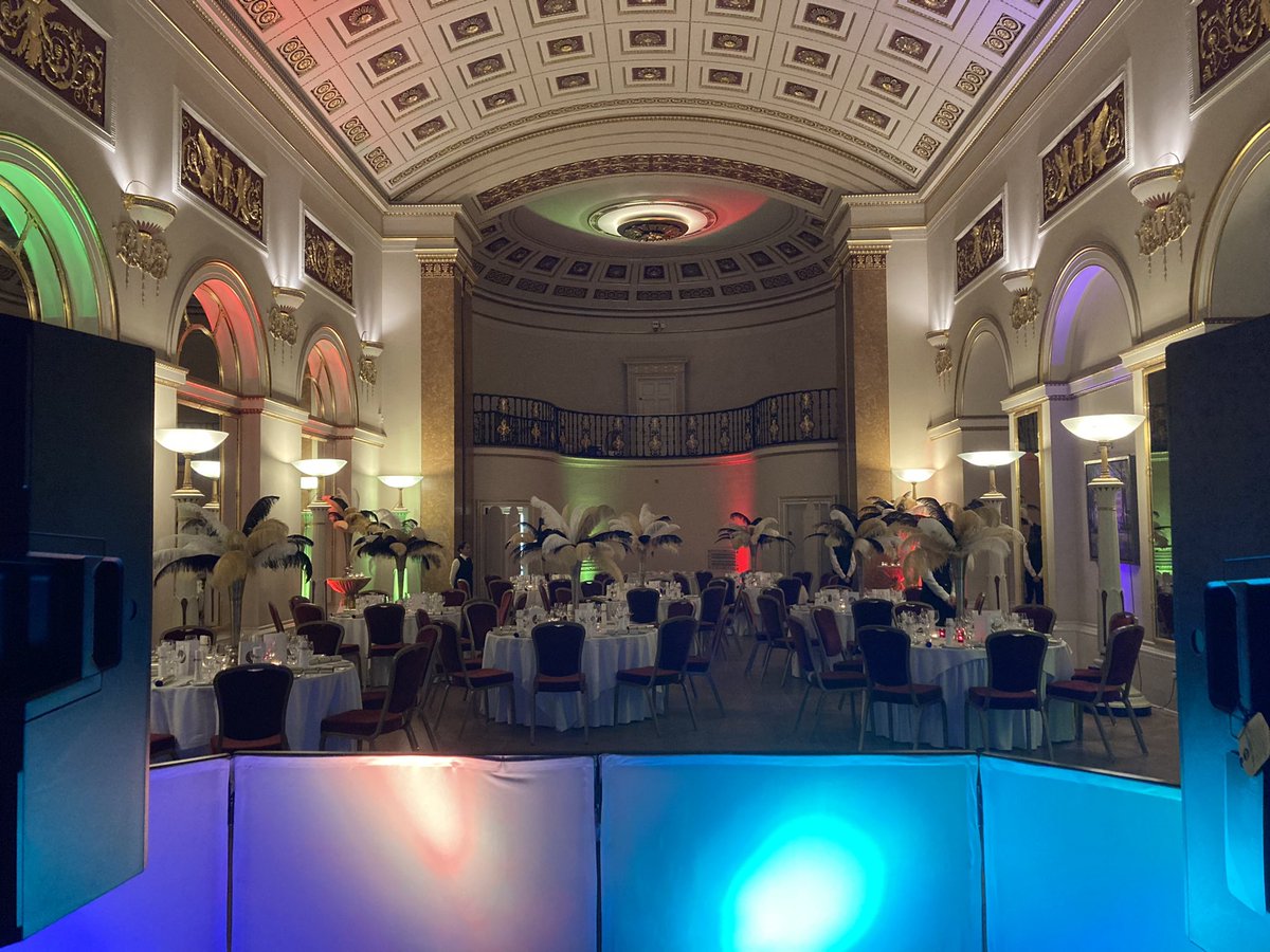 HiFivePhil's tweet photo. Back for Christmas at the gorgeous Lansdowne Club in Mayfair 🎄 🎶 🌟 https://t.co/0nFJzR1Xcj